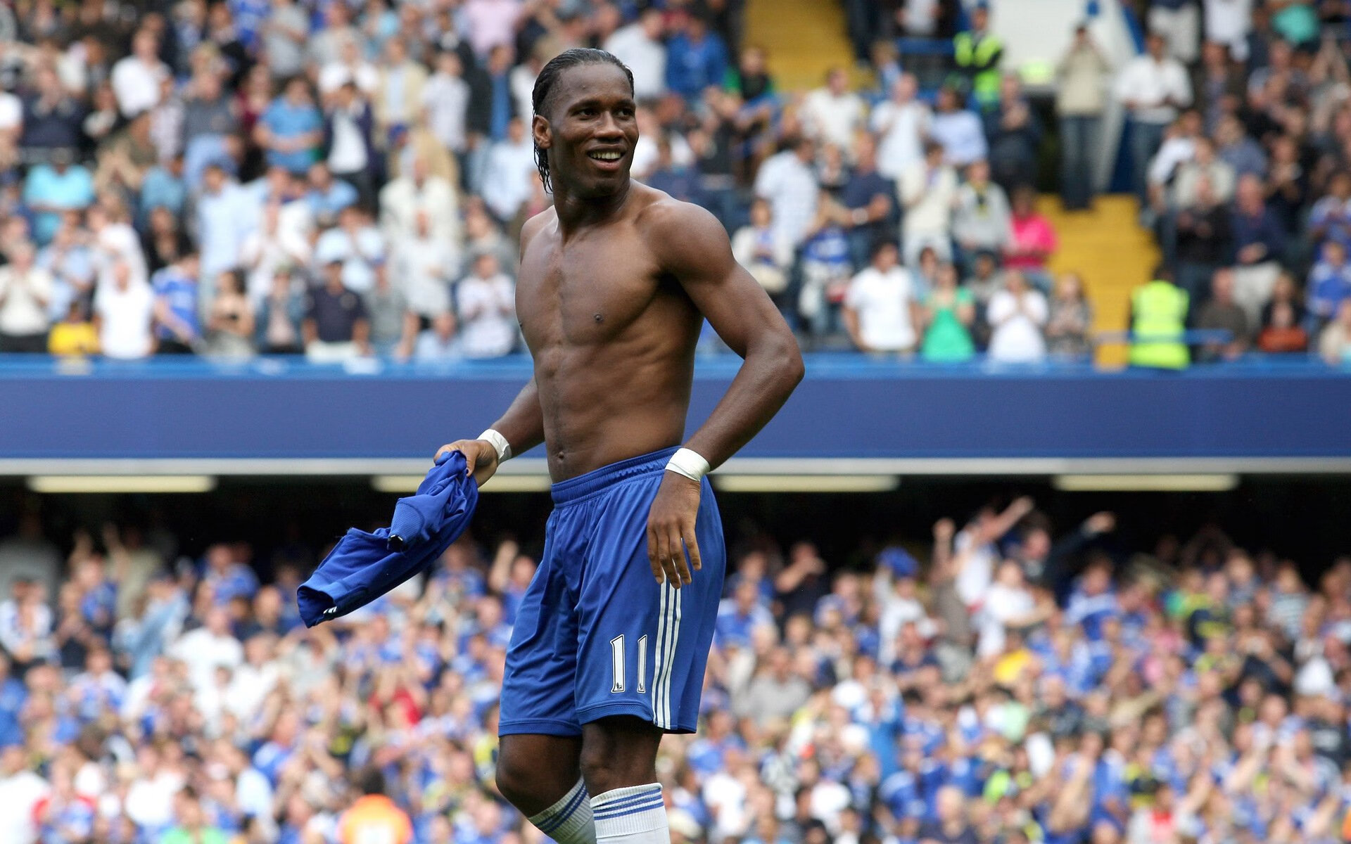 轮胎啸叫与地板轰鸣，当F1银箭划破夜空，快船正在拆解首钢的铁壁